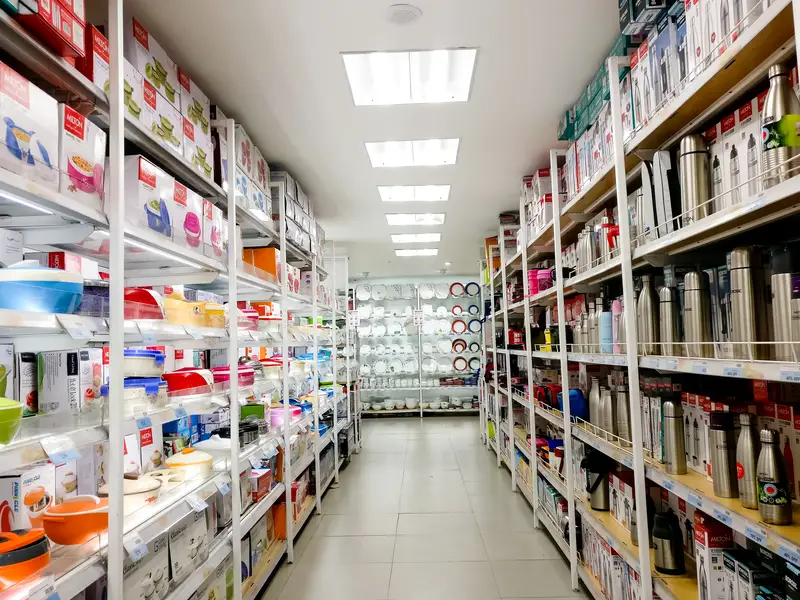 White supermarket shelves with insulated bottles and bowls